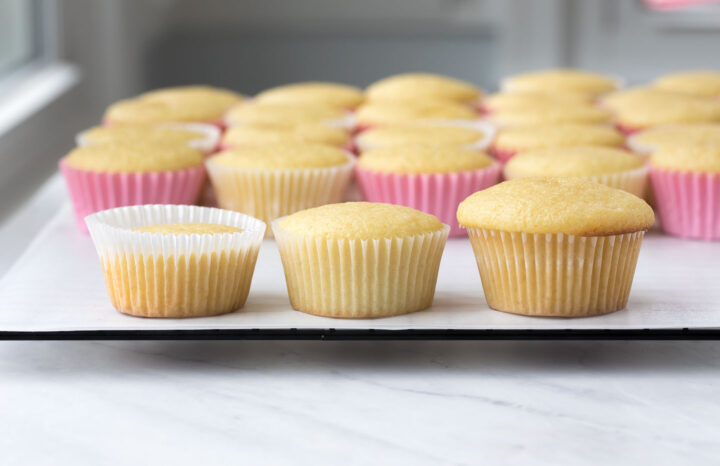 How To Fill A Cupcake Pan With Batter (4 Ways) // Lindsay Ann Bakes 